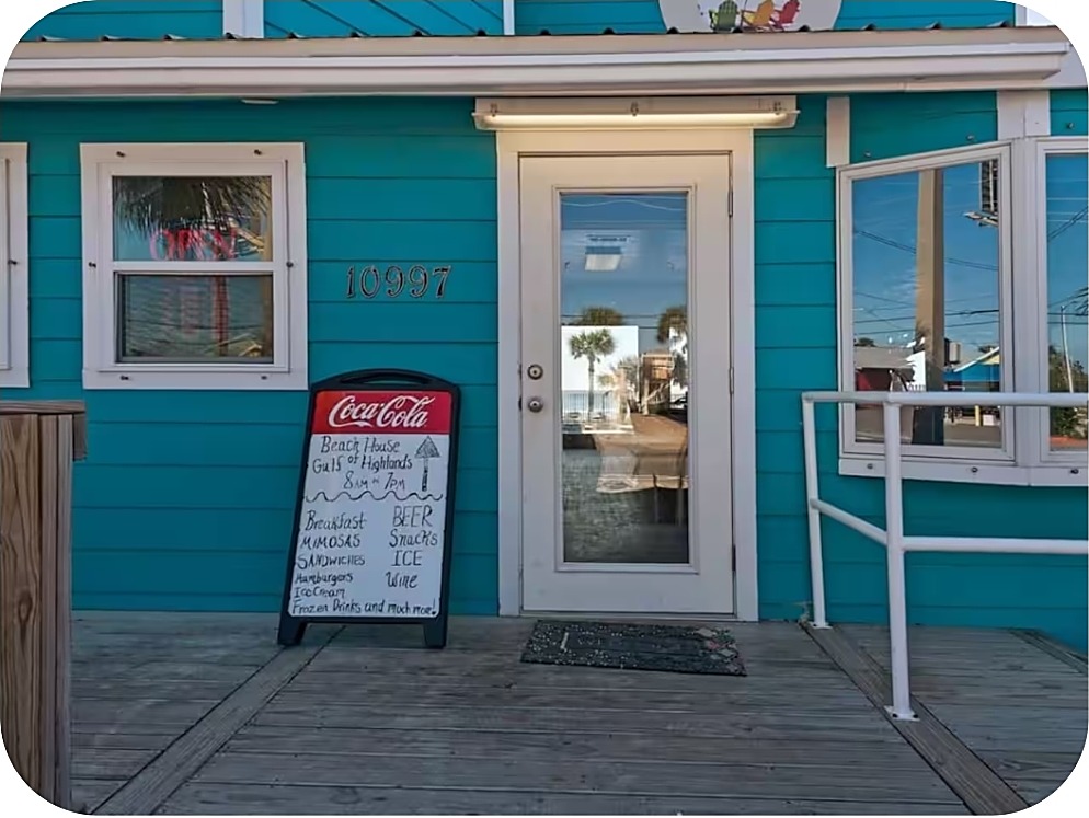 Tienda Beach House con snacks y bebidas