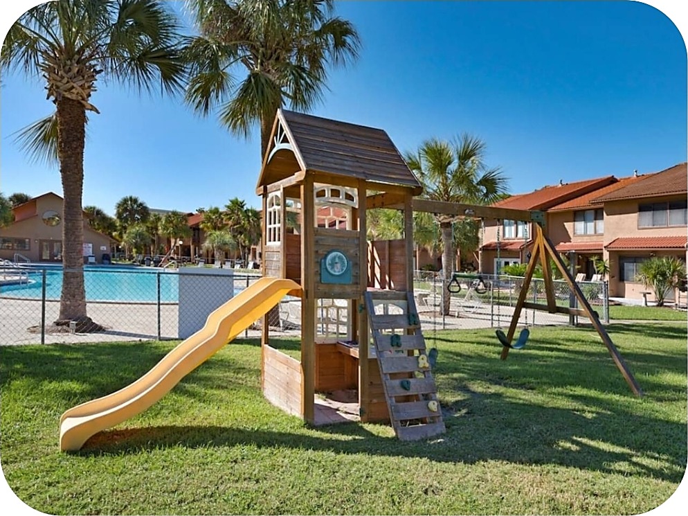 Zona de juegos infantil junto a la piscina